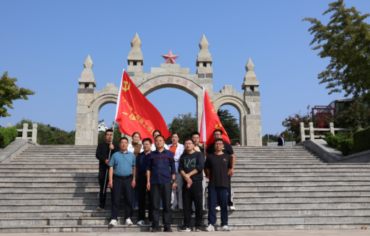 參觀(guān)贛榆縣抗日山烈士陵園，進(jìn)行 “弘揚(yáng)抗戰(zhàn)精神、傳承紅色基因”主題教育